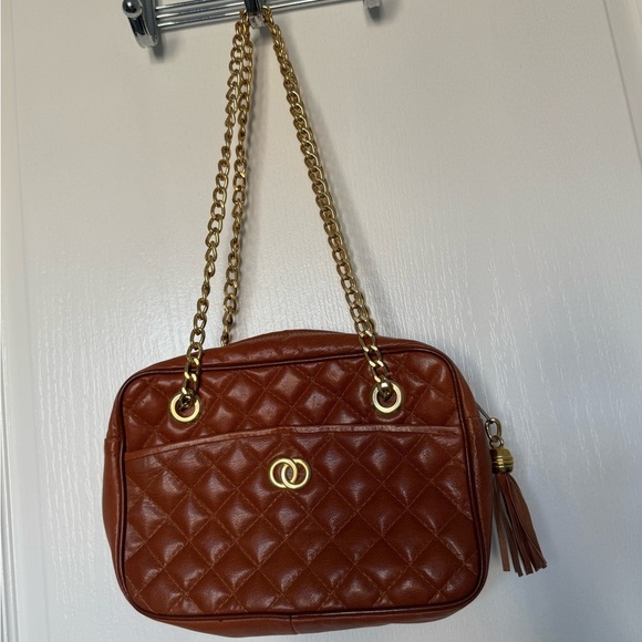 Luxurious Quilted Leather Shoulder Bag with Gold Accents - Picture 3 of 7